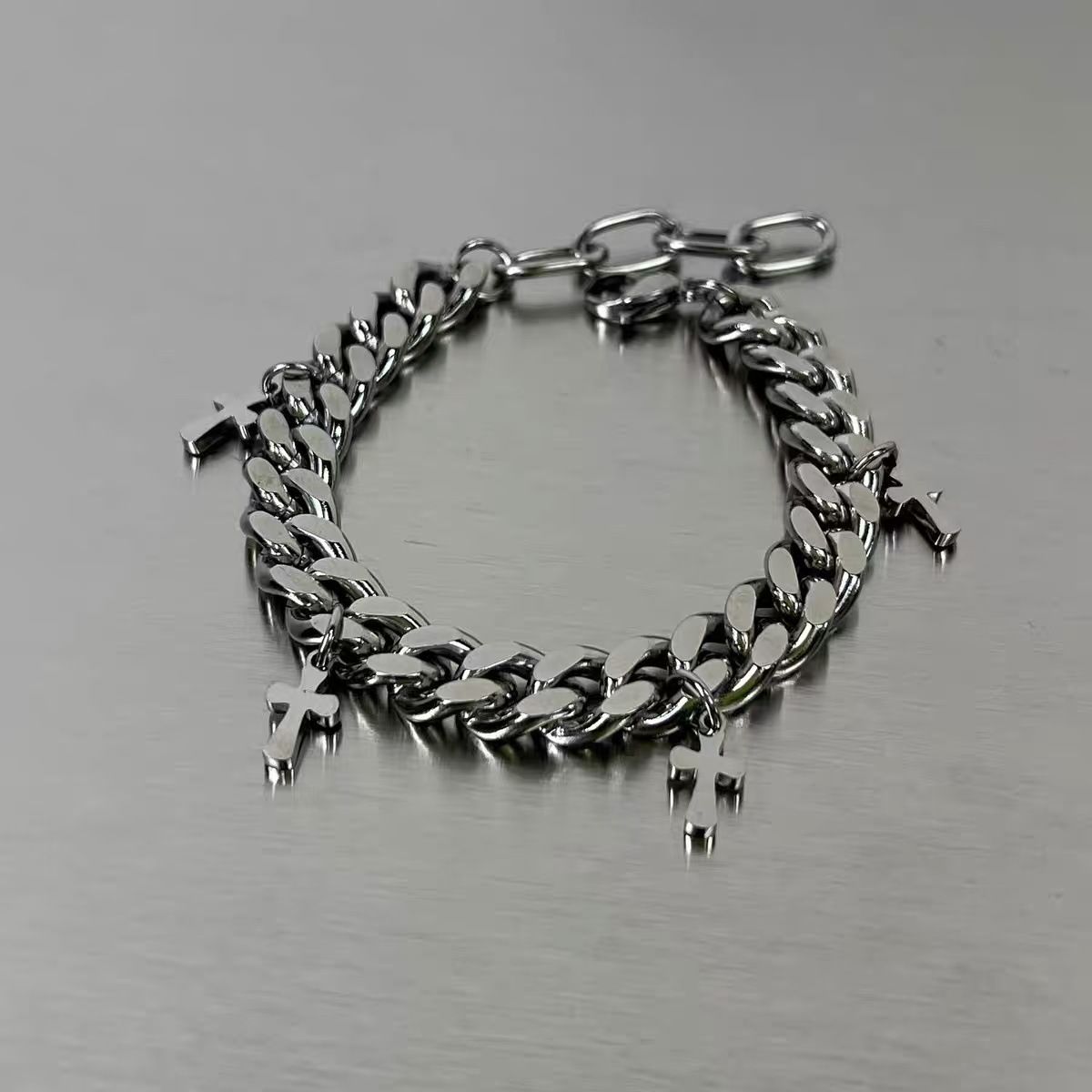 Éxito Transfronterizo: Pulsera - Streetwear Brand Niche reseña y precio